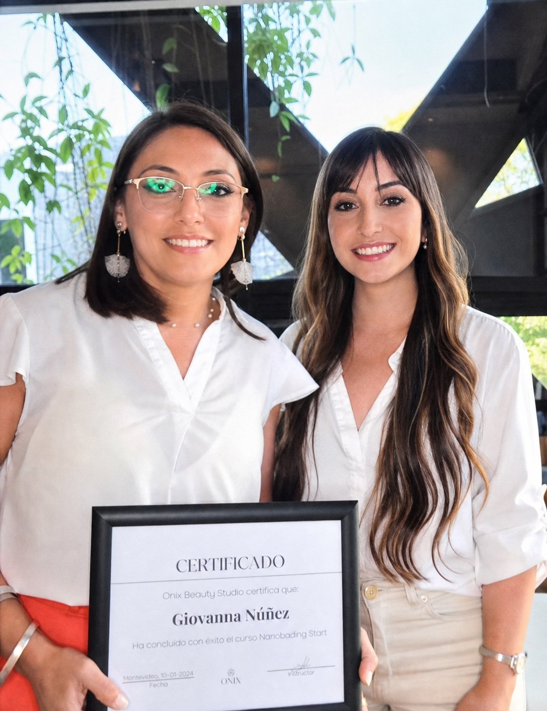 Entrega de certificado de curso PMU en Onix Beauty Studio