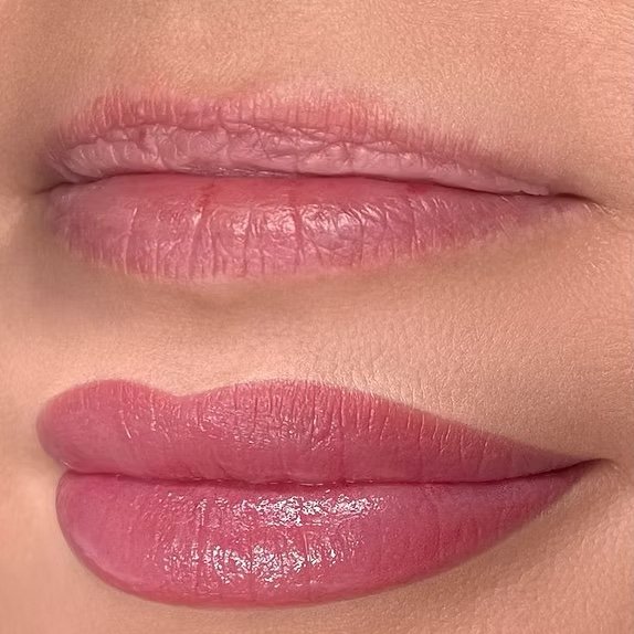 Labios con color suave y definición natural